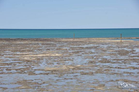 Maré baixa em dia de céu azul em Las Grutas, na Argentina